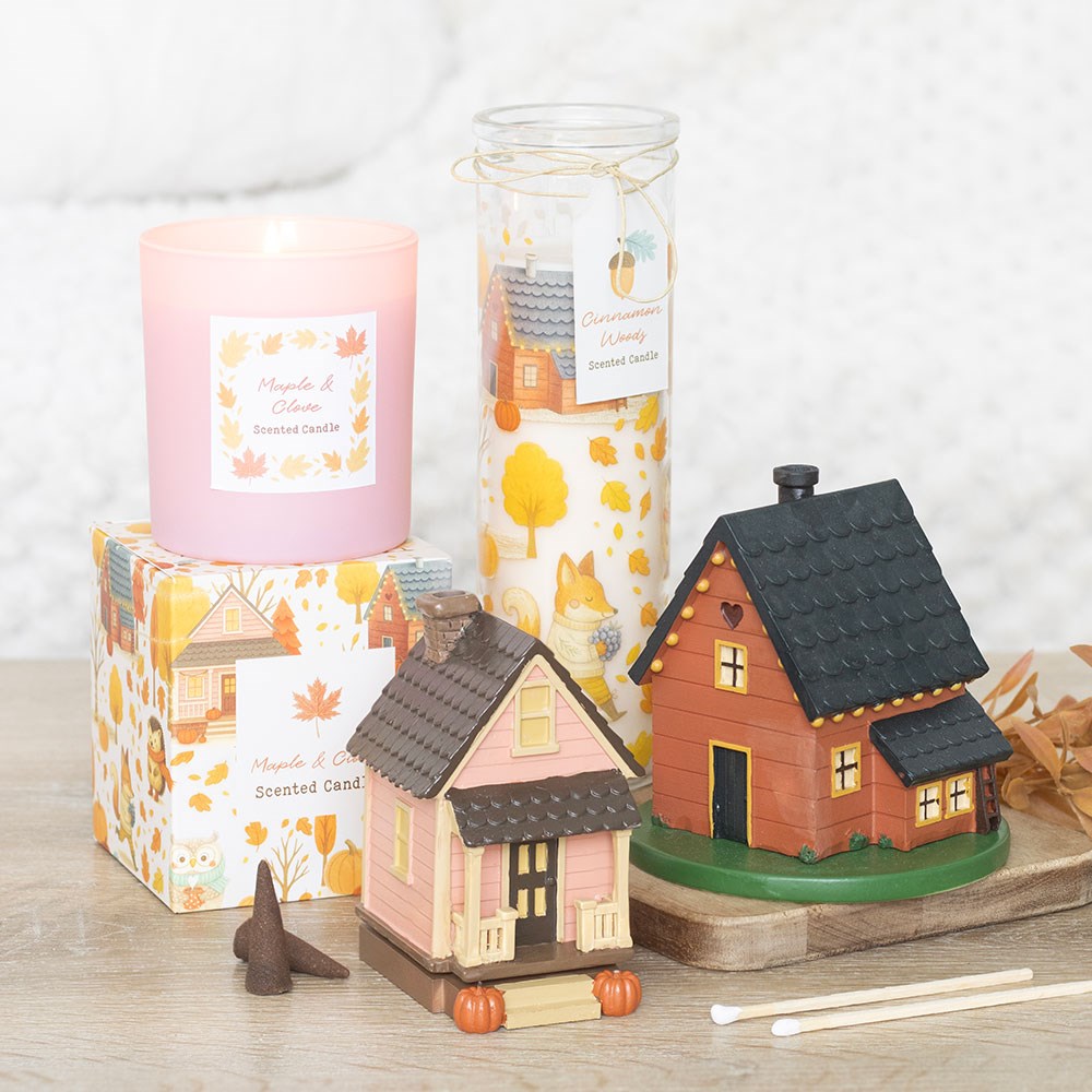 Candela profumata "Cinnamon Woods", tubo in vetro decorato con foglie, zucche e animali del bosco d'autunno