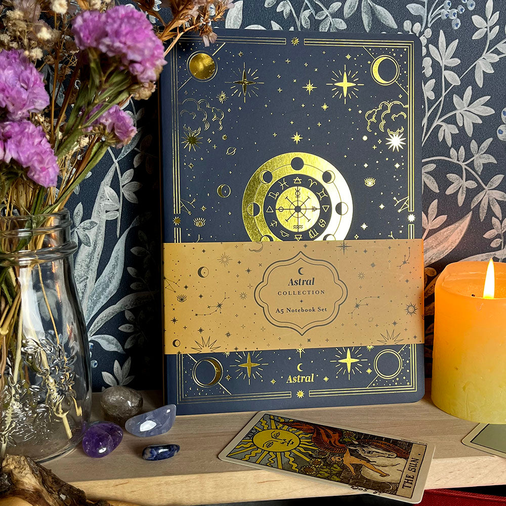 dettaglio confezione set Quaderni A5 Astral, set da 3, carte dei tarocchi, witchy aesthetic