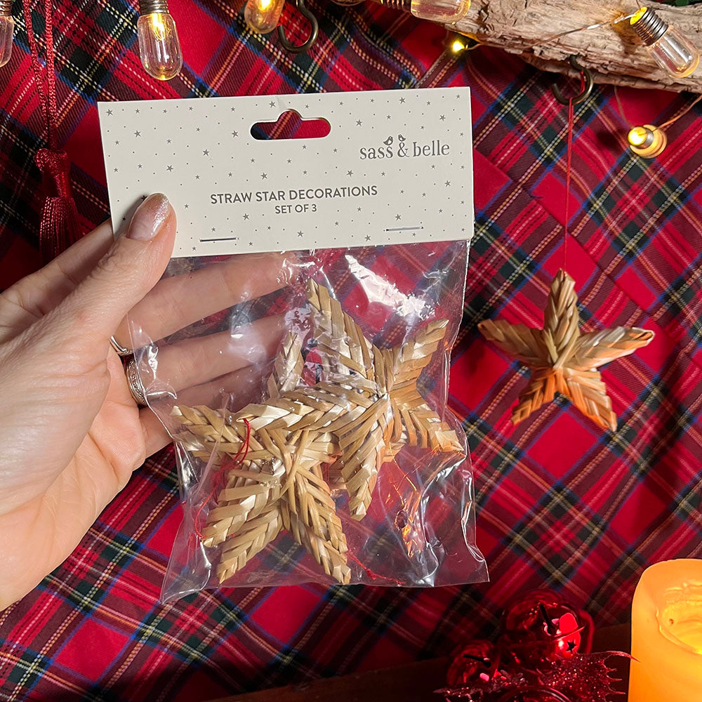 Star-shaped straw decorations for Christmas trees