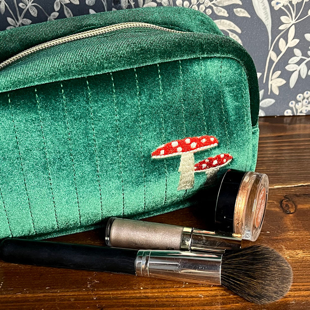 Astuccio beauty bag velluto verde e funghi, bosco witchy cottagecore