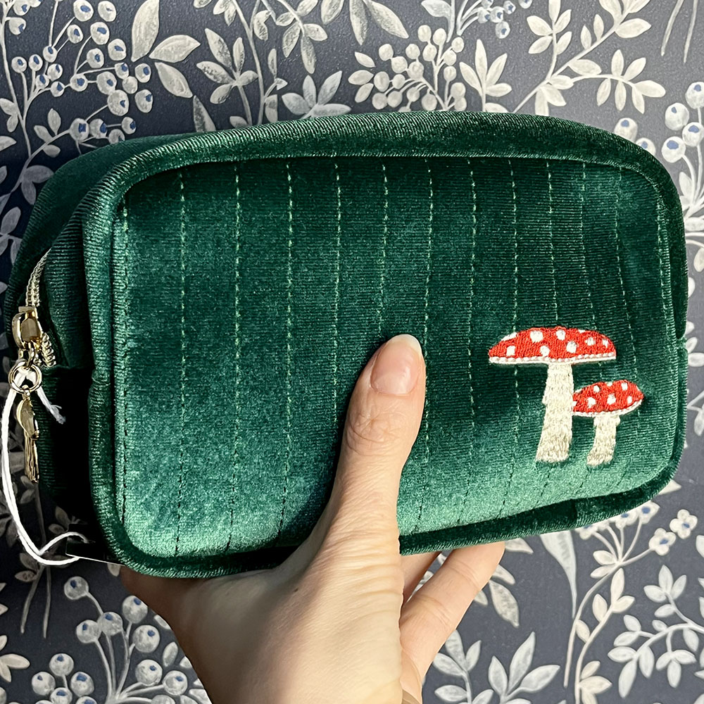Astuccio beauty bag velluto verde e funghi, bosco witchy cottagecore