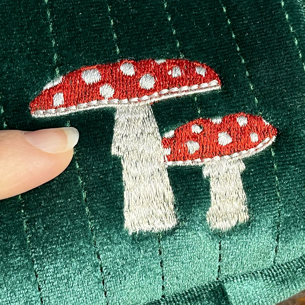 Astuccio beauty bag velluto verde e funghi, bosco witchy cottagecore