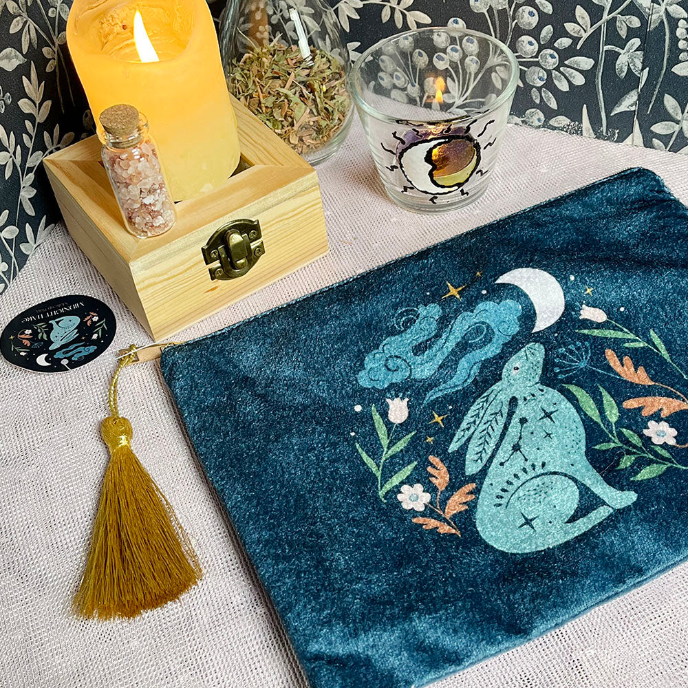 Astuccio pochette "Lepre lunare" in velluto, simboli magici e stregoneria