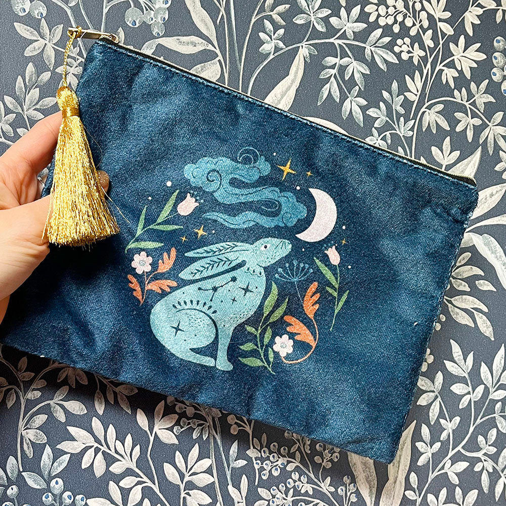 Astuccio pochette "Lepre lunare" in velluto, simboli magici e stregoneria