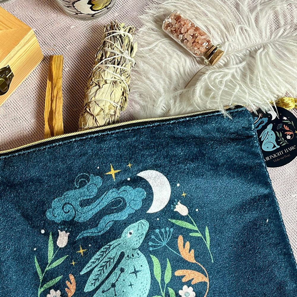 Astuccio pochette "Lepre lunare" in velluto, simboli magici e stregoneria