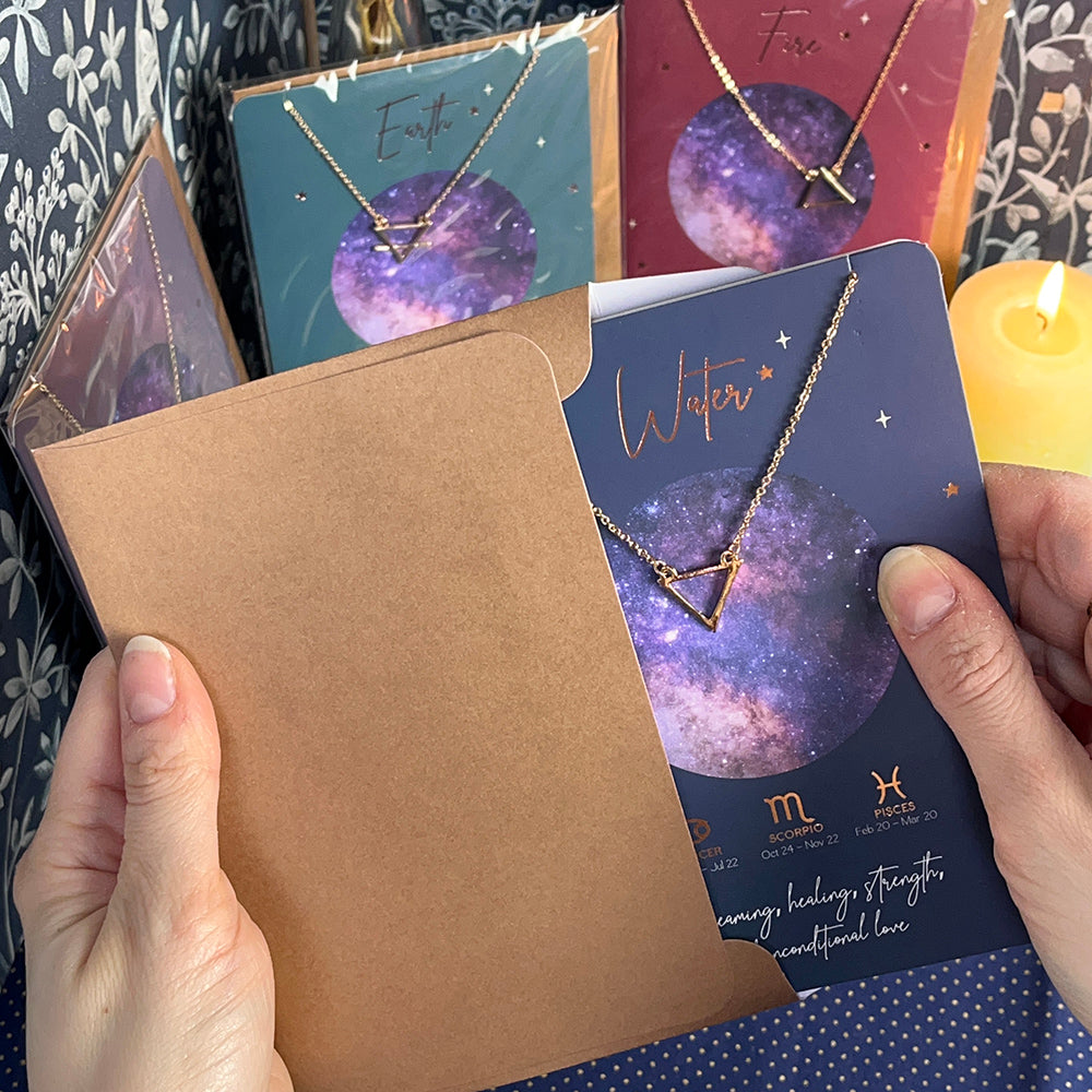 Biglietto auguri con collana, segni zodiacali terra, acqua, aria e fuoco