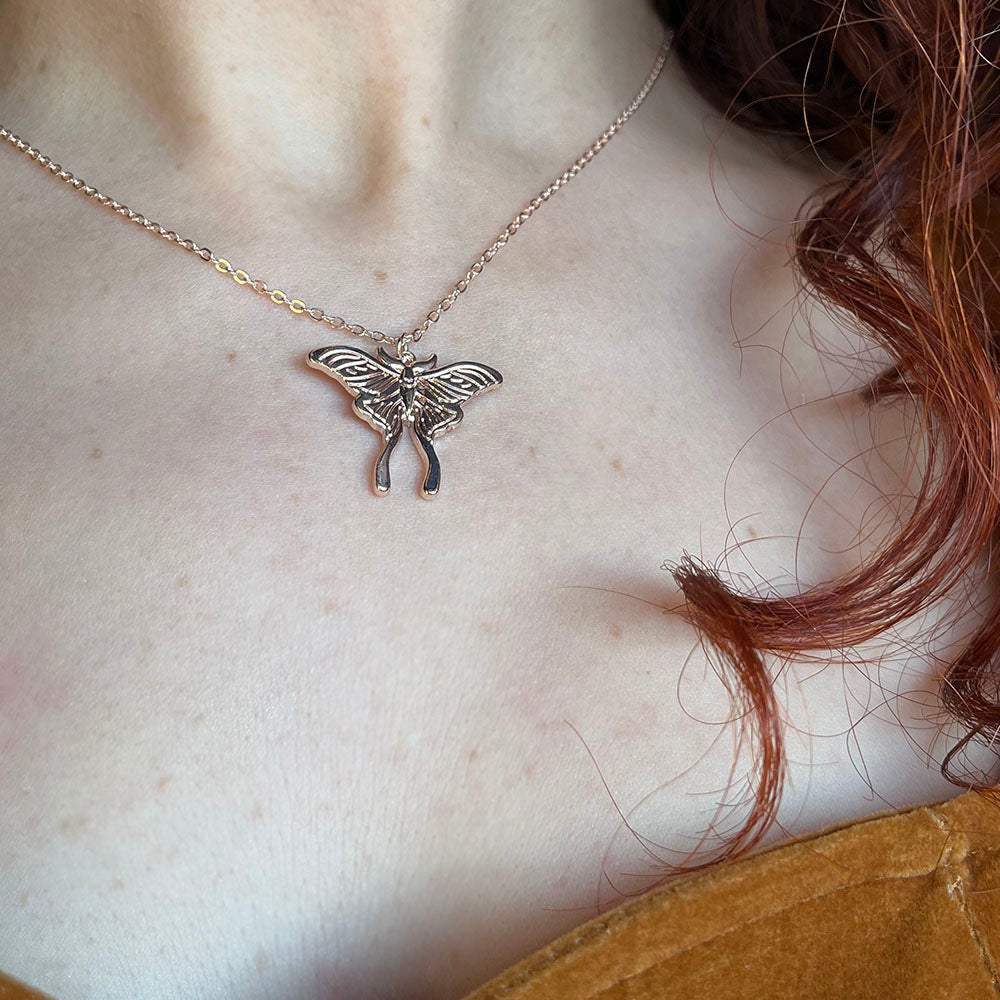 Collana Falena Luna in metallo dorato, pendente luna moth, green witch