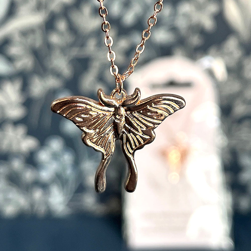 Collana Falena Luna in metallo dorato, pendente luna moth, green witch