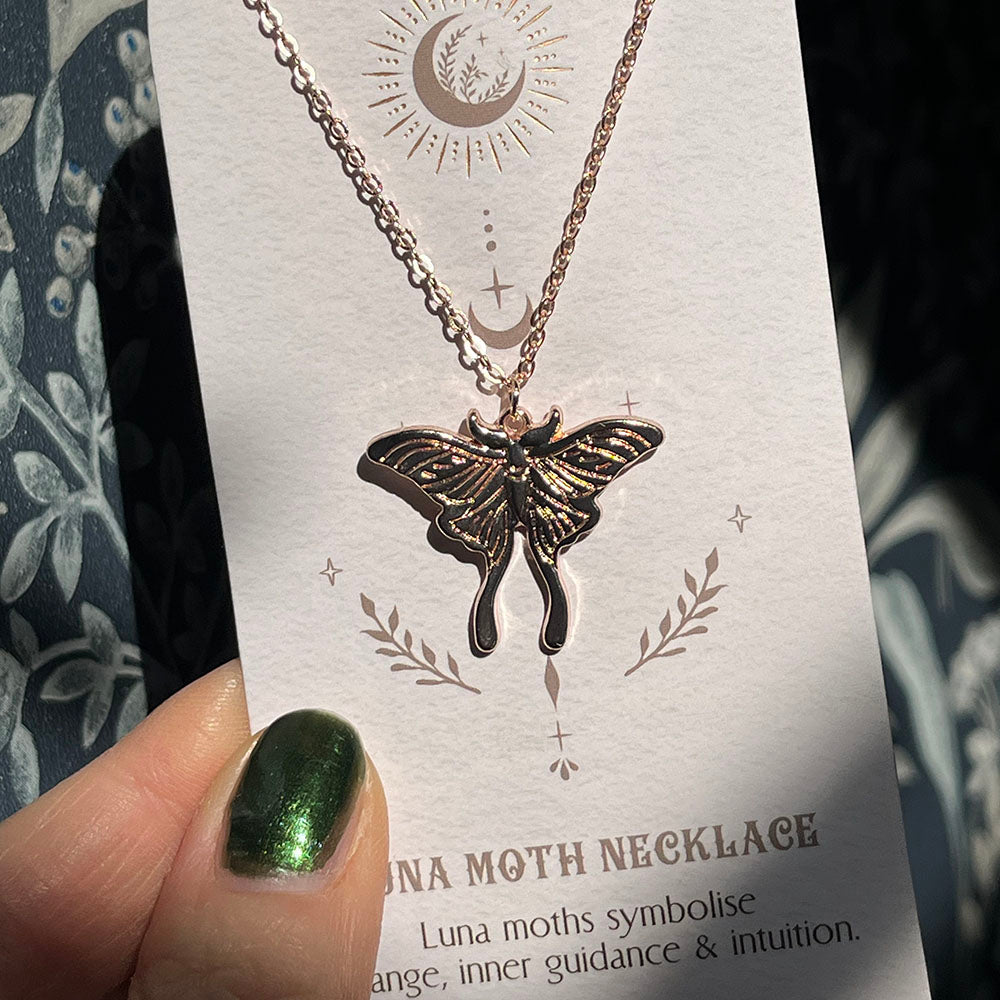 Collana Falena Luna in metallo dorato, pendente luna moth, green witch
