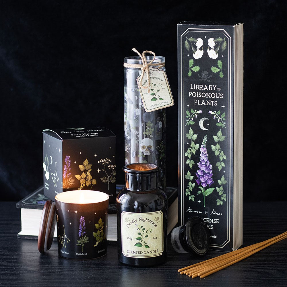 Candela profumata "Nightshade" in bottiglia vintage, belladonna, witchy candle