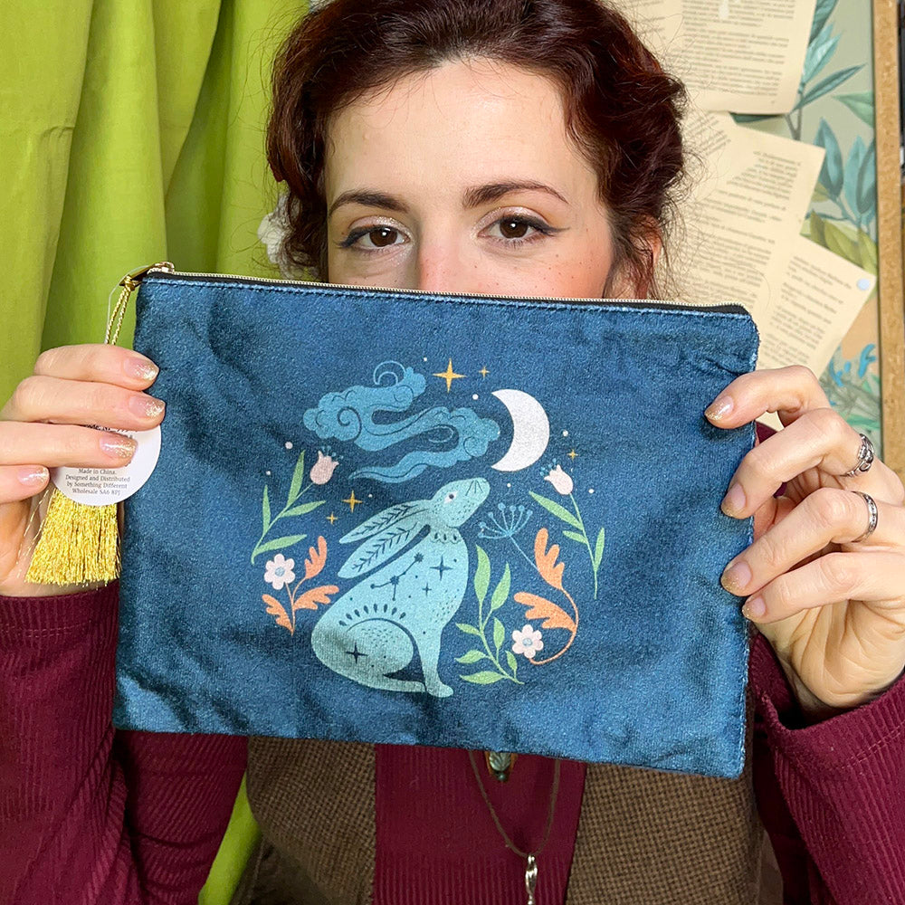 Astuccio pochette "Lepre lunare" in velluto, simboli magici e stregoneria