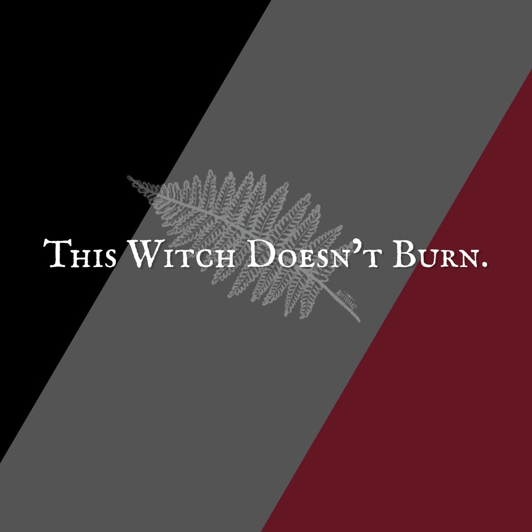 T-Shirt Donna "This Witch Doesn't Burn" in Cotone Organico