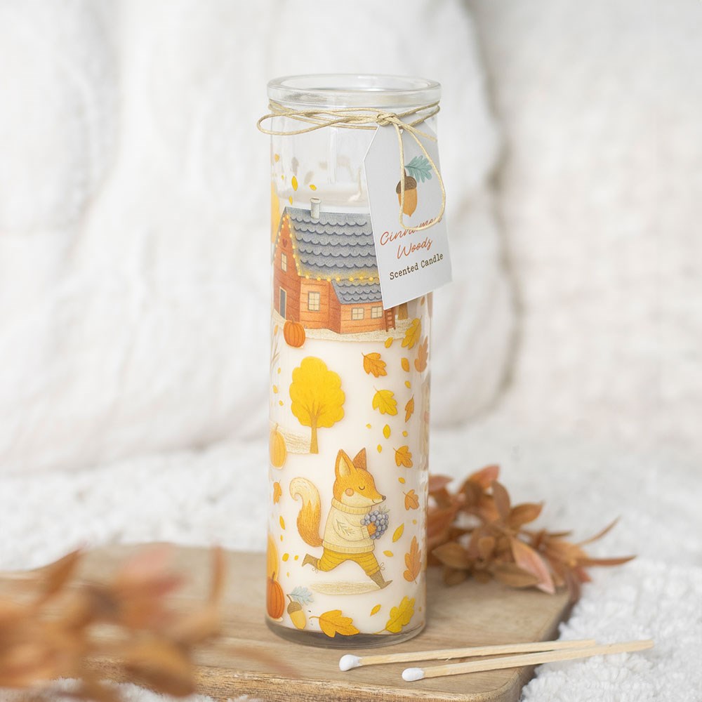 Candela profumata "Cinnamon Woods", tubo in vetro decorato con foglie, zucche e animali del bosco d'autunno
