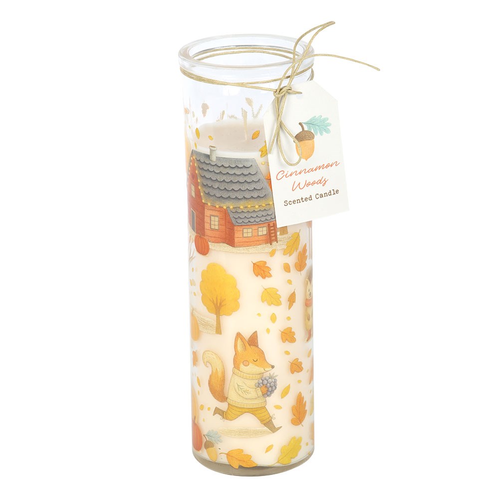 Candela profumata "Cinnamon Woods", tubo in vetro decorato con foglie, zucche e animali del bosco d'autunno