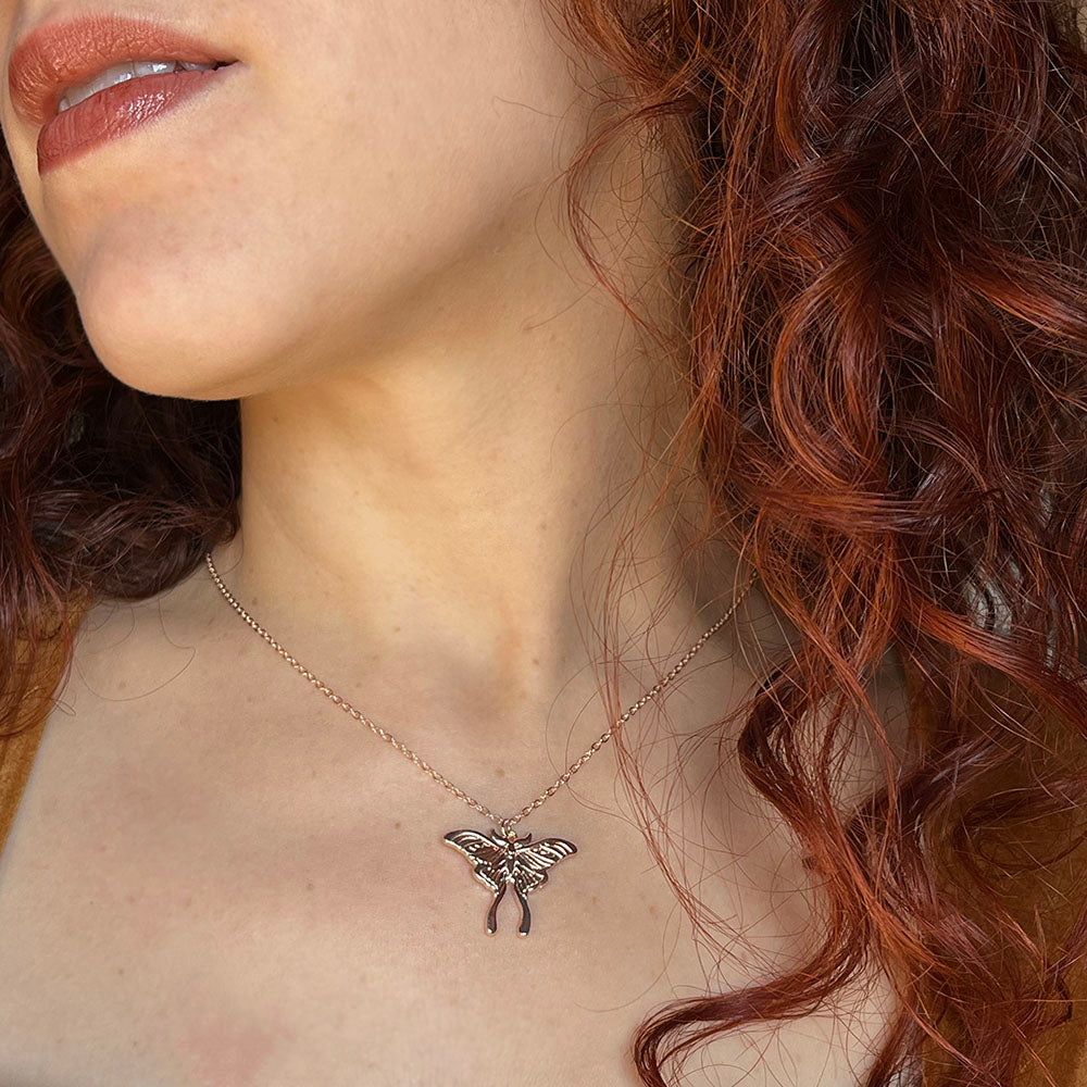 Collana Falena Luna in metallo dorato, pendente luna moth, green witch