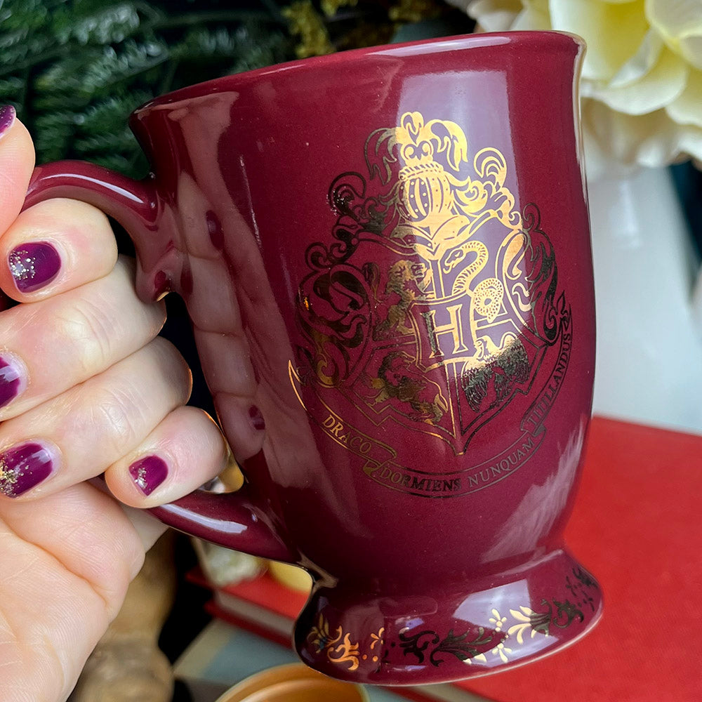 Tazza Harry Potter rossa con dettagli dorati stemma di Hogwarts