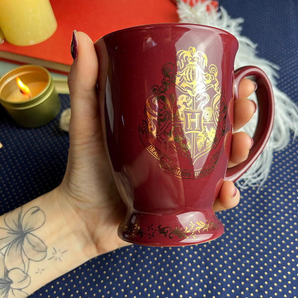 Tazza Harry Potter rossa con dettagli dorati stemma di Hogwarts