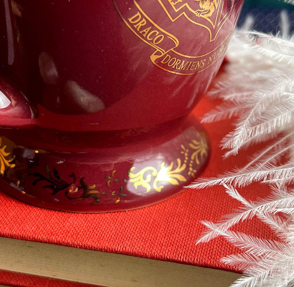 Tazza Harry Potter rossa con dettagli dorati stemma di Hogwarts