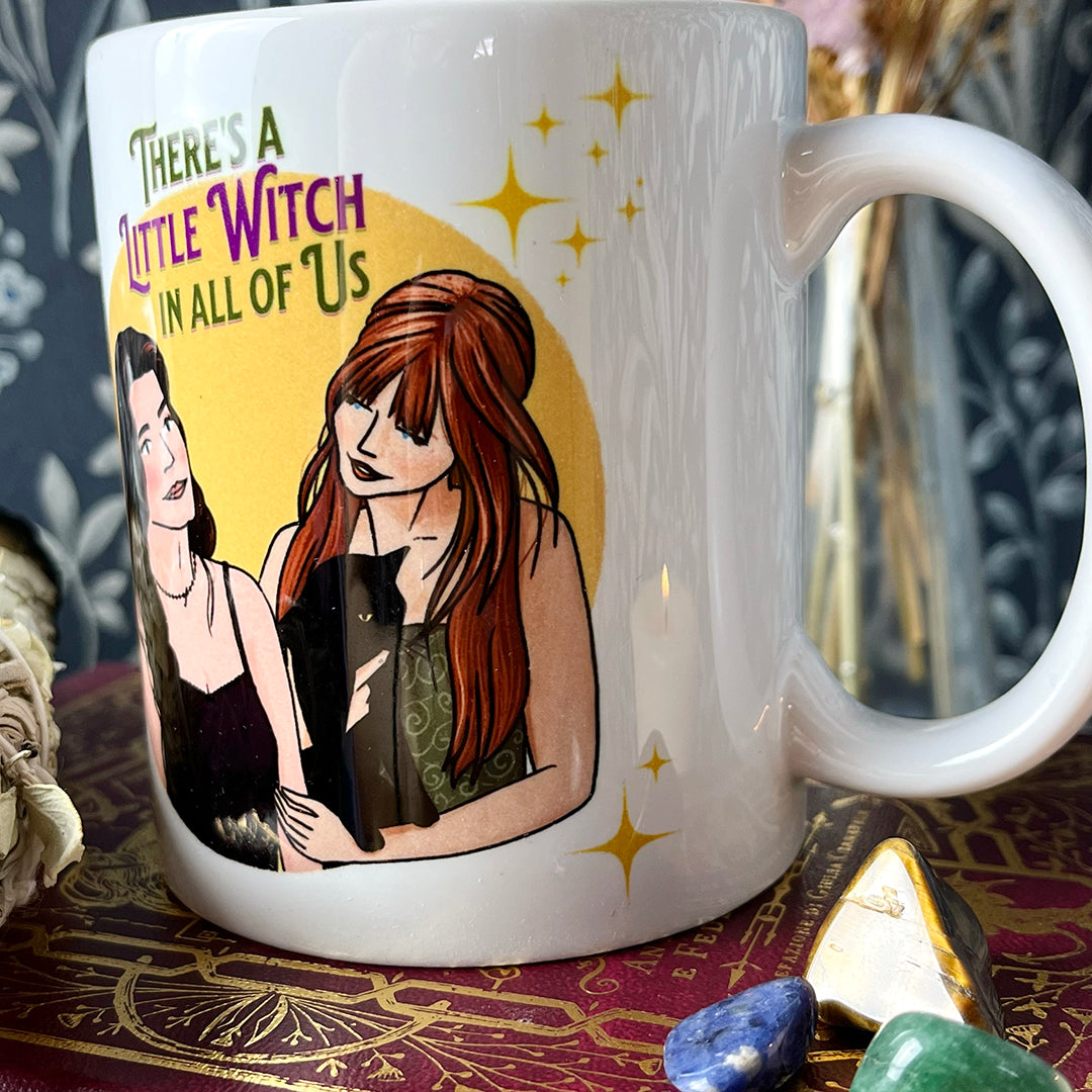 Tazza in ceramica con manico, stampata con illustrazione originale Bottega42 ispirata dal film "Practical Magic", in italiano "Amori e Incantesimi".