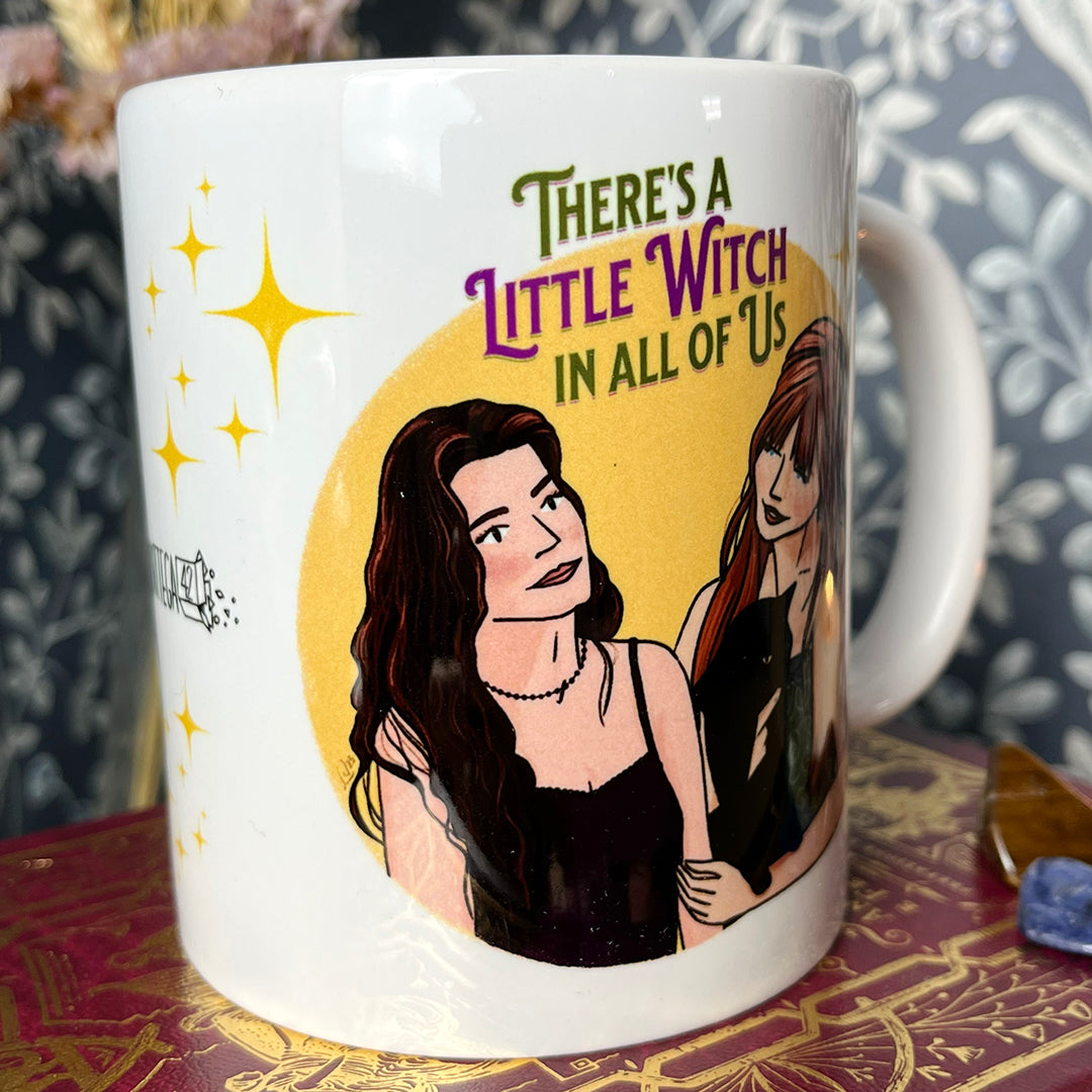 Tazza in ceramica con manico, stampata con illustrazione originale Bottega42 ispirata dal film "Practical Magic", in italiano "Amori e Incantesimi".