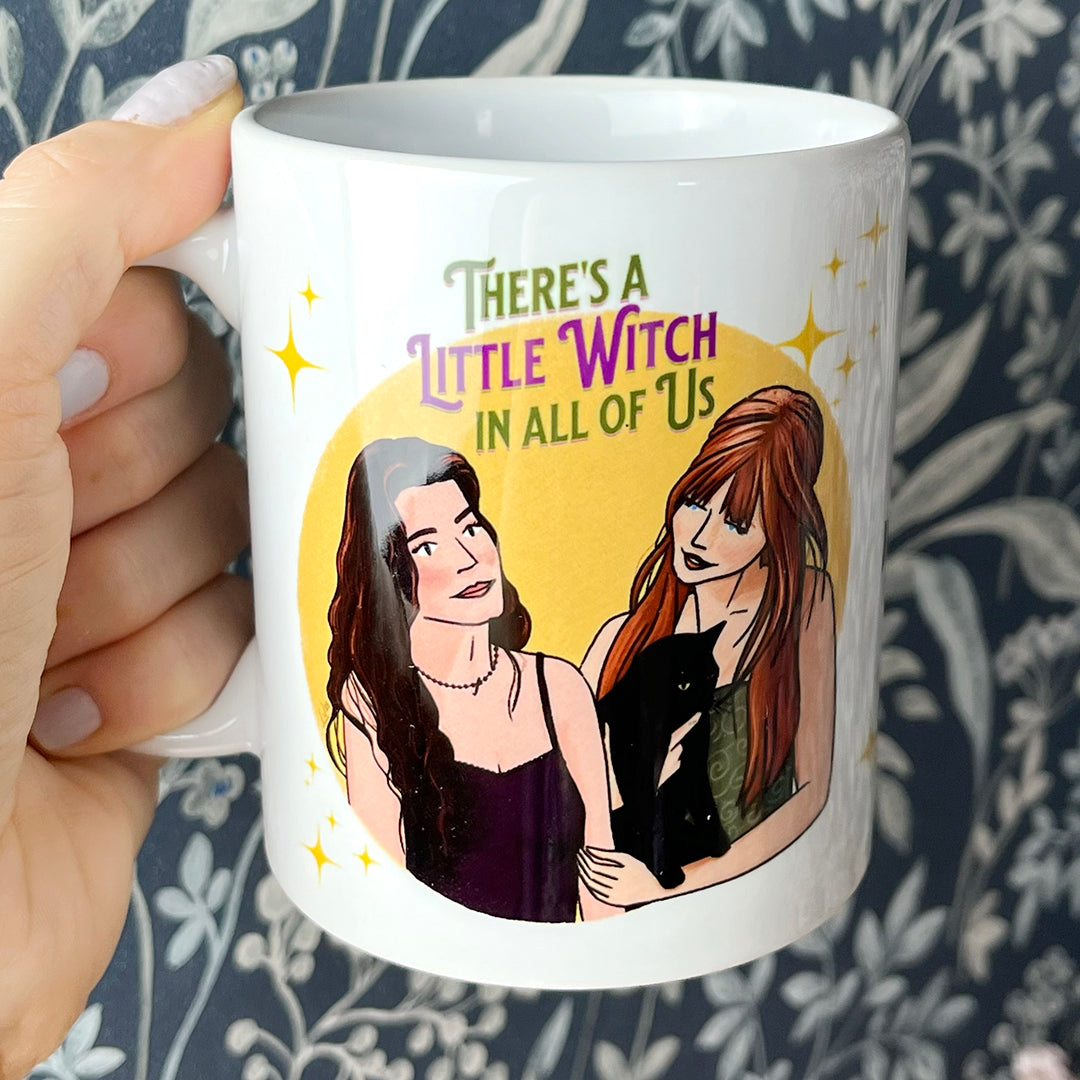 Tazza in ceramica con manico, stampata con illustrazione originale Bottega42 ispirata dal film "Practical Magic", in italiano "Amori e Incantesimi".