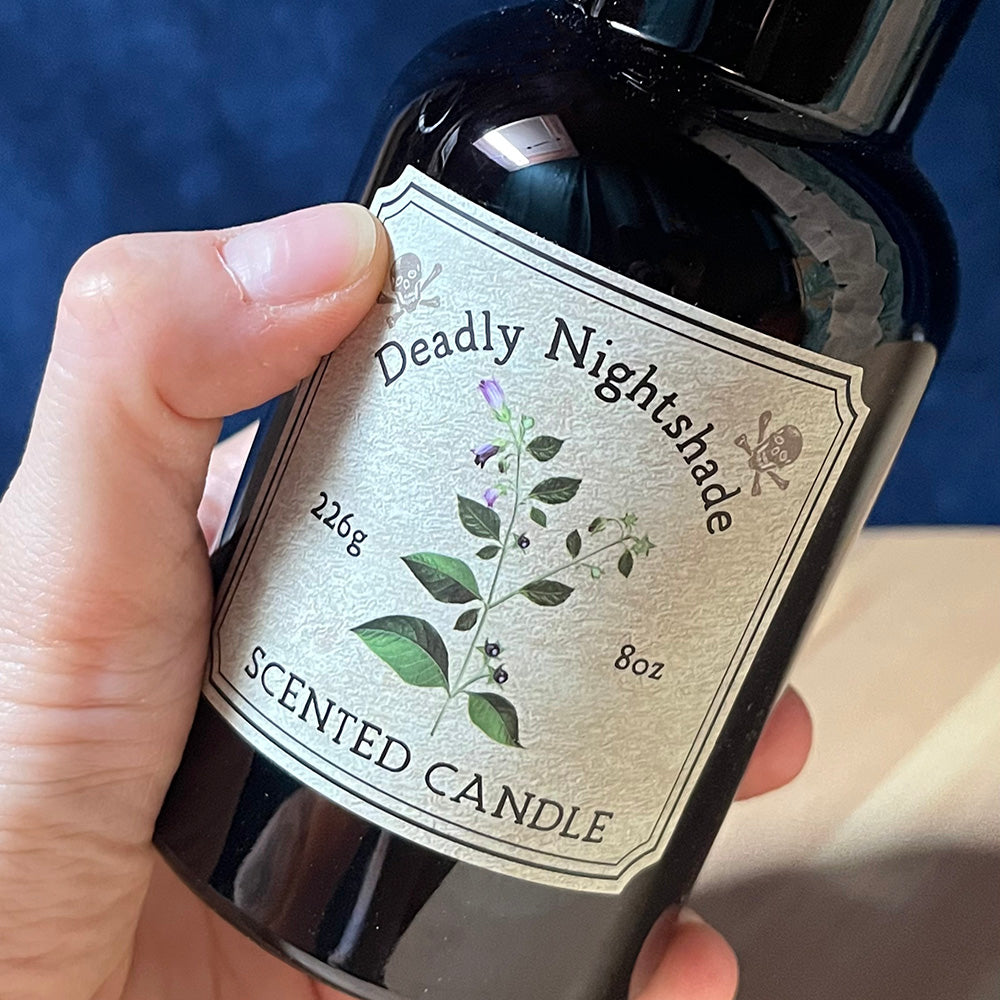 Candela profumata "Nightshade" in bottiglia vintage, belladonna, witchy candle