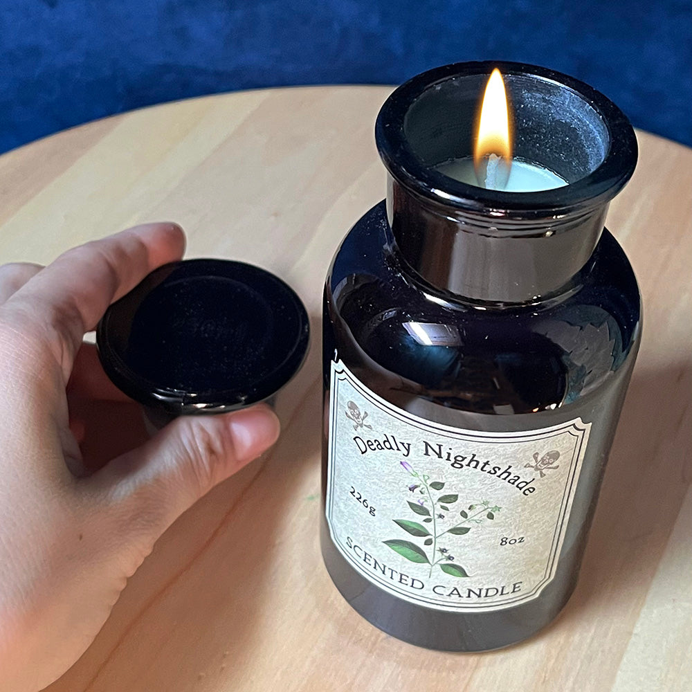 Candela profumata "Nightshade" in bottiglia vintage, belladonna, witchy candle