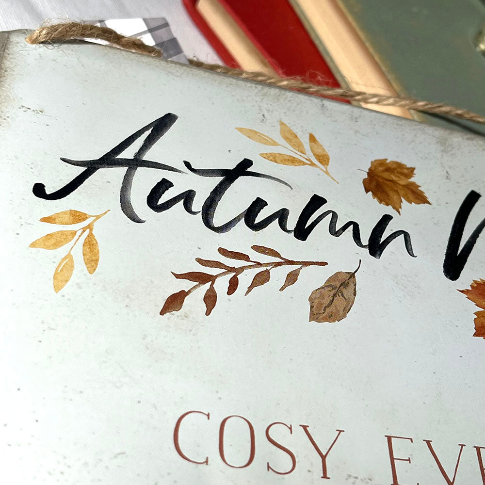 dettaglio scritta Insegna Autumn Magic, decorazione in latta da appendere, autunno cozy