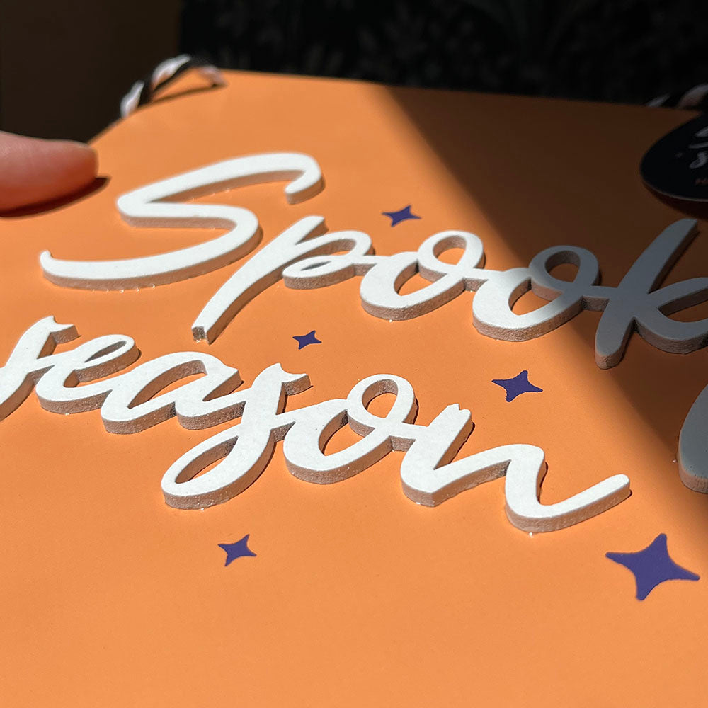 Insegna "Spooky Season" gagliardetto di Halloween arancione