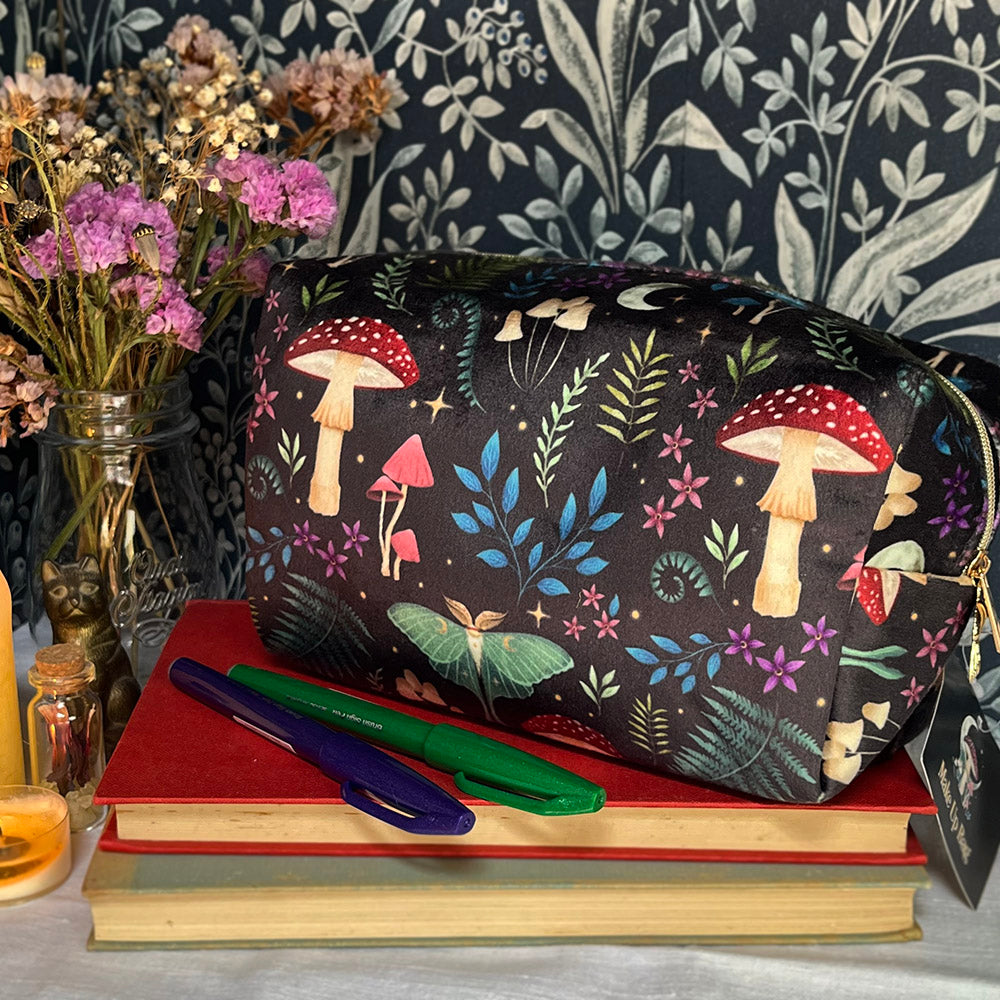 Astuccio Makeup Bag "Dark Forest" effetto velluto, witchy vibes