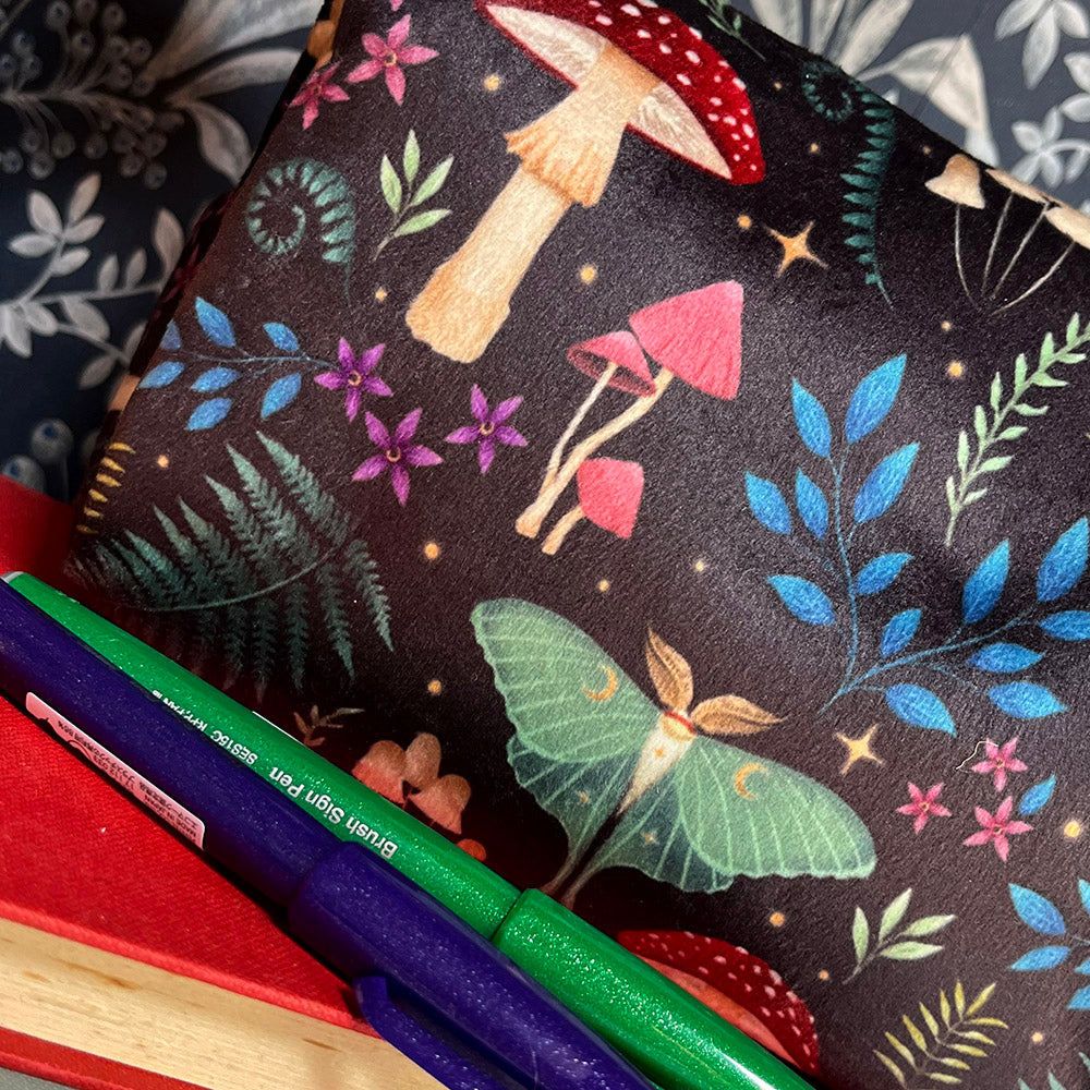 dettaglio tessuto Astuccio Makeup Bag "Dark Forest" effetto velluto, witchy vibes