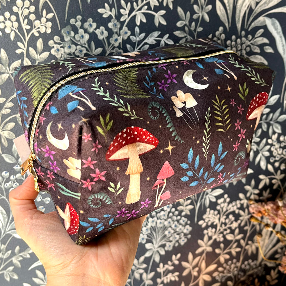 Astuccio Makeup Bag "Dark Forest" effetto velluto, witchy vibes