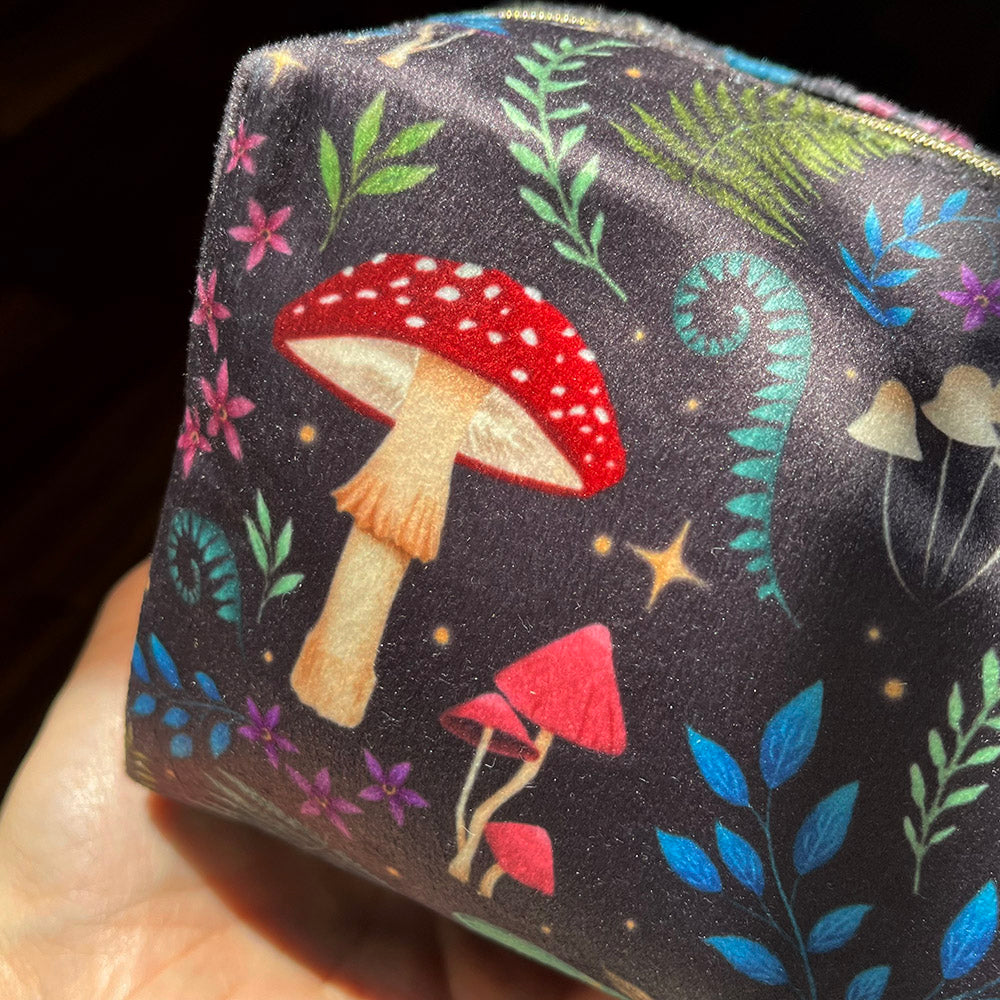 dettaglio disegni Astuccio Makeup Bag "Dark Forest" effetto velluto, witchy vibes