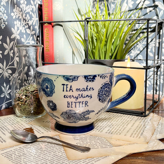 Tazza "Tea Makes Everything Better" a fiori blu, vintage, cottagecore