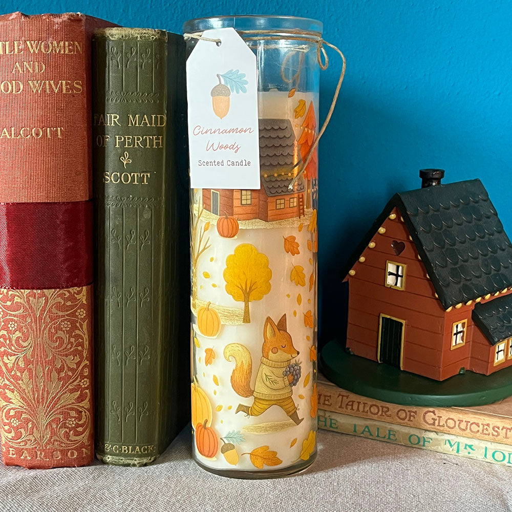 Candela profumata "Cinnamon Woods", tubo in vetro decorato con foglie, zucche e animali del bosco d'autunno