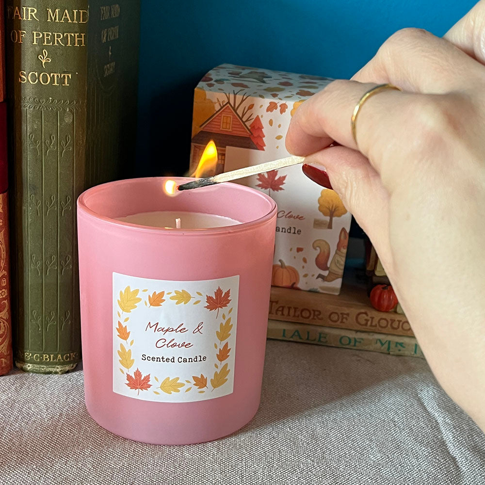 Candela profumata "Maple & Clove", sciroppo d'acero e chiodi di garofano