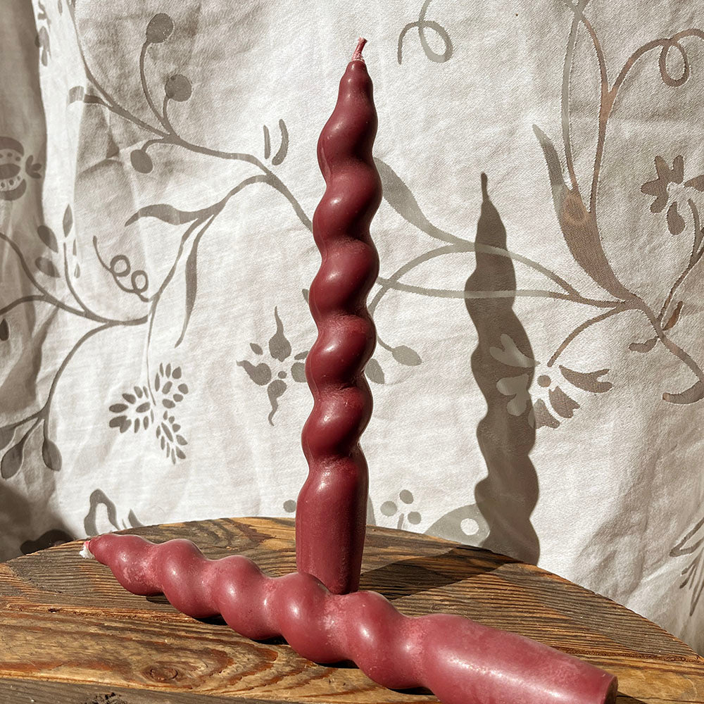 Candela a stelo "Spirale", cera di soia, profumo di cannella