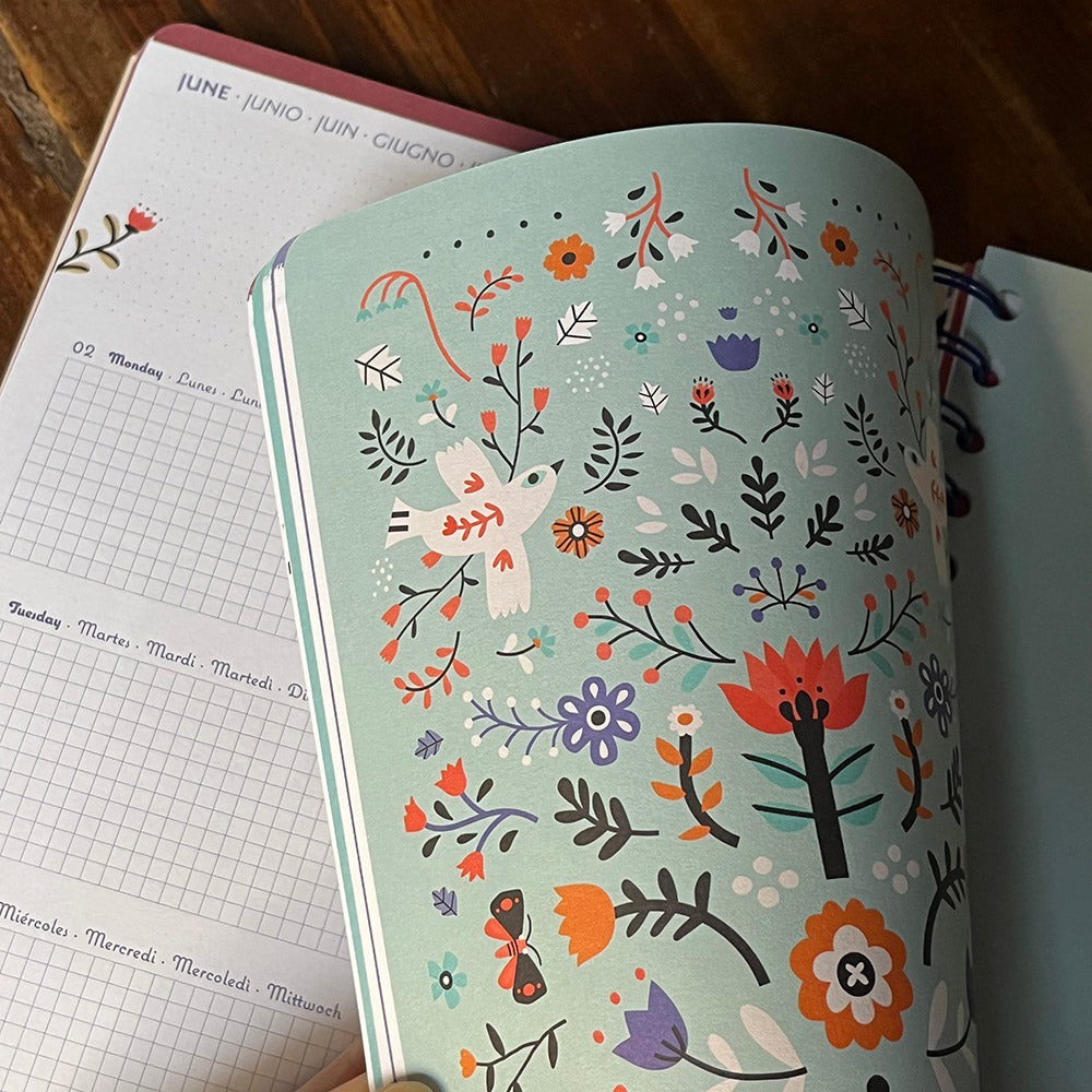 Agenda annuale "Folk nordico" e "Giardino interiore" con illustrazioni, stickers e trackers