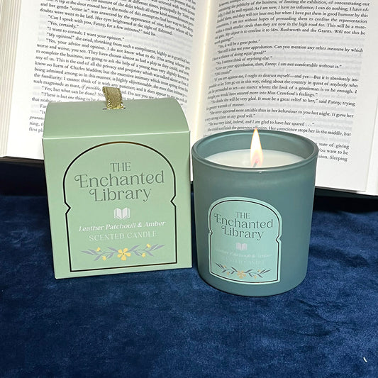 Candela "Enchanted Library", cuoio, patchouli e ambra, light academia, booklover