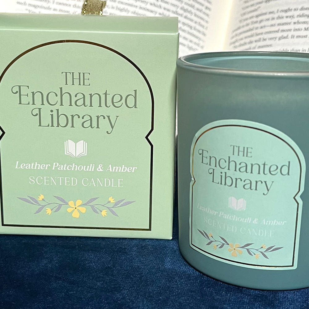 Candela "Enchanted Library", cuoio, patchouli e ambra, light academia, booklover