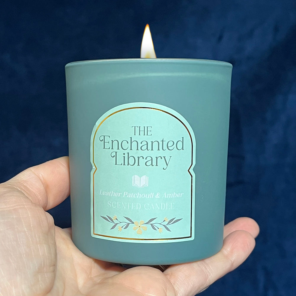 Candela "Enchanted Library", cuoio, patchouli e ambra, light academia, booklover