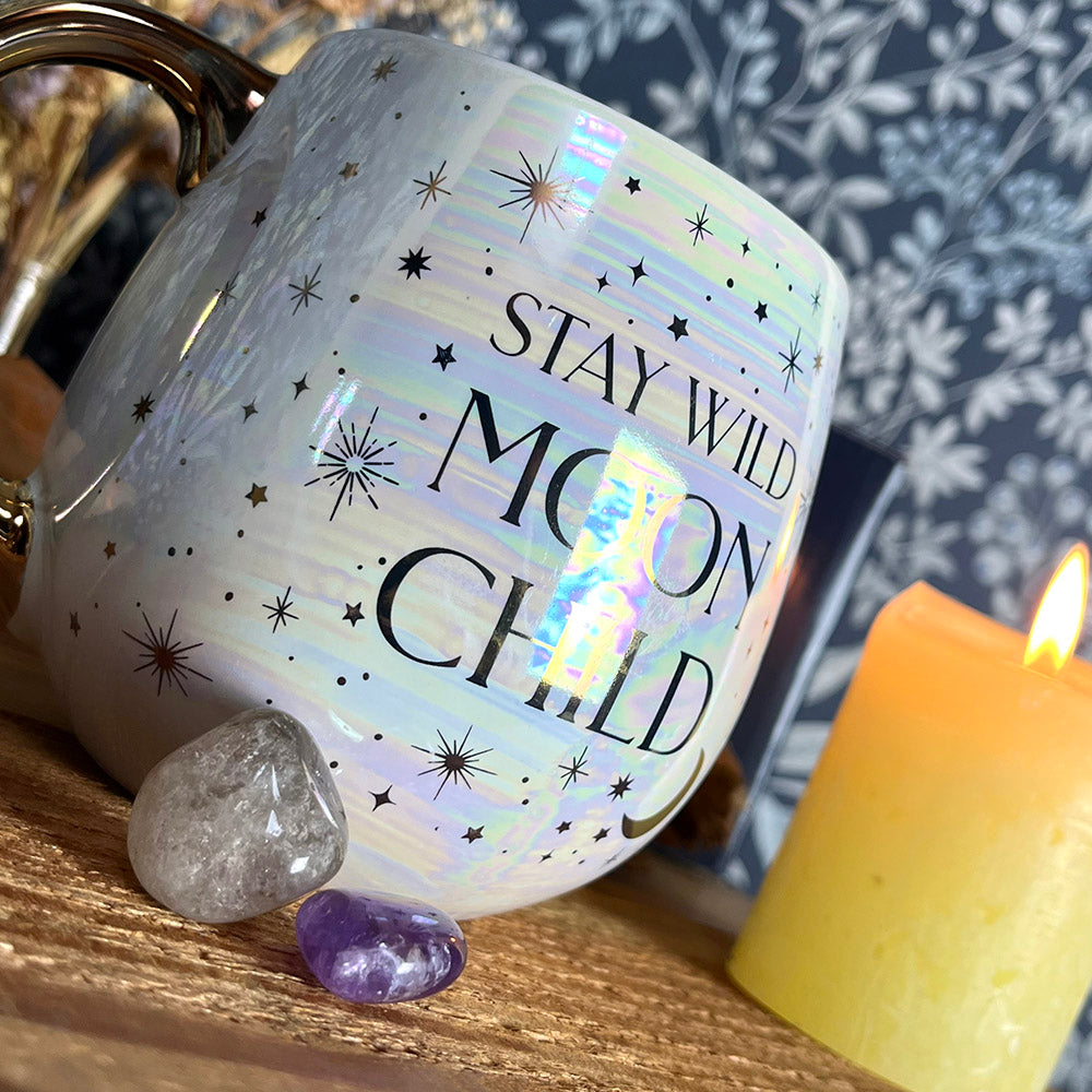 Tazza "Moon Child" vernice olografica perlata, dettagli dorati, luna, stelle, witchy vibes