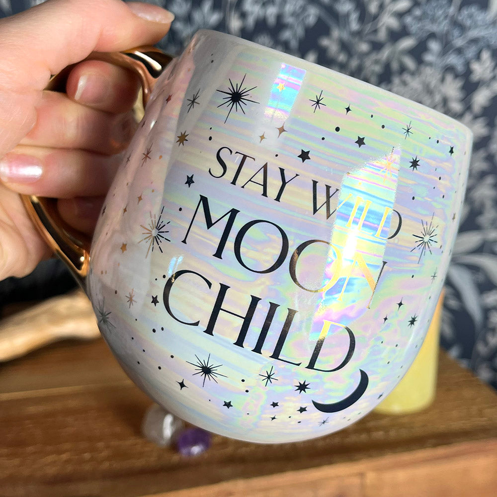 Tazza "Moon Child" vernice olografica perlata, dettagli dorati, luna, stelle, witchy vibes