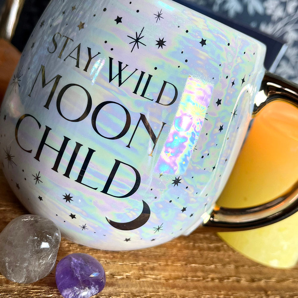 Tazza "Moon Child" vernice olografica perlata, dettagli dorati, luna, stelle, witchy vibes