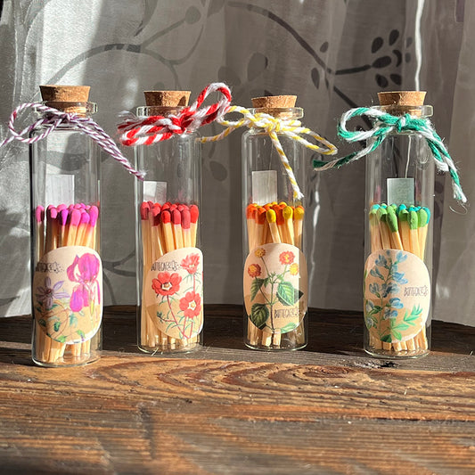 Fiammiferi colorati in fiala di vetro con etichette botaniche vintage