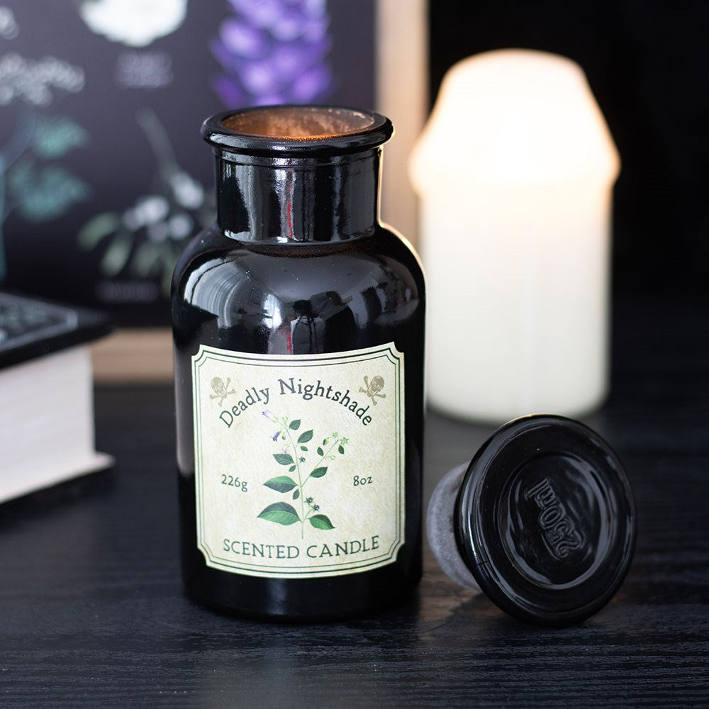 Candela profumata "Nightshade" in bottiglia vintage, belladonna, witchy candle