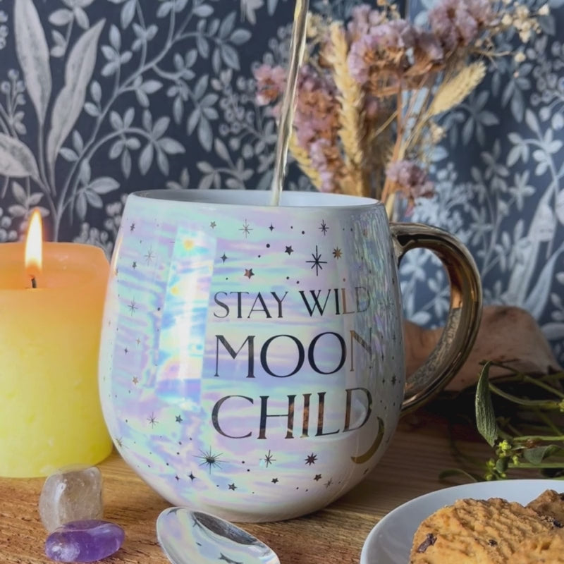 Tazza "Moon Child" vernice olografica perlata, dettagli dorati, luna, stelle, witchy vibes