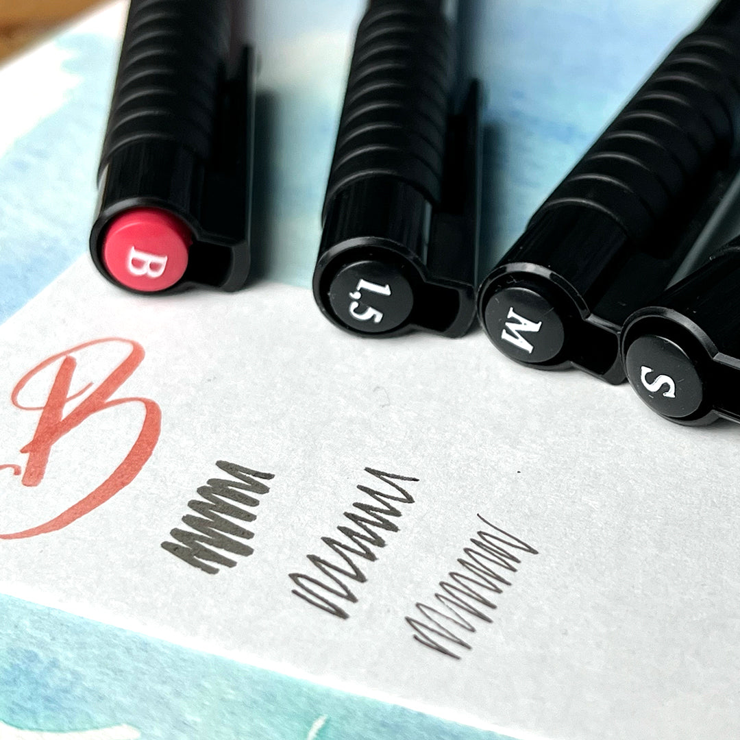 Lettering set 4 pezzi, brushpen rosso, pennarello e fineliner nero